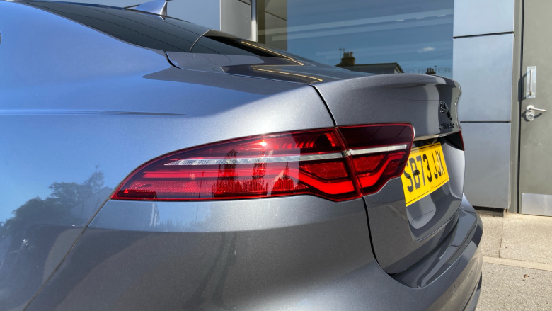 Jaguar XE 2.0 D200 R-Dynamic SE Black 4dr Auto Diesel Saloon